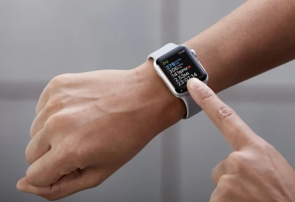 exerciser-using-apple-watch (1) Treadmill
